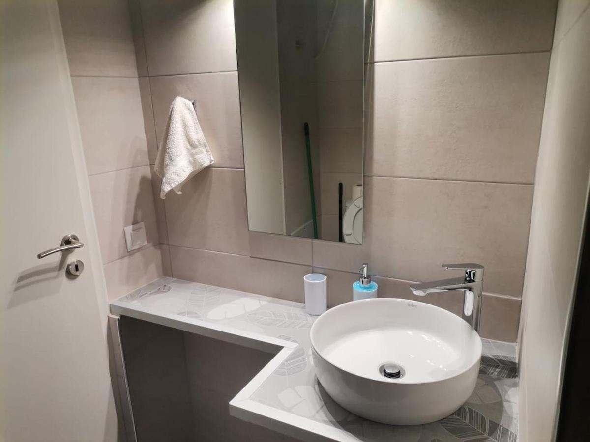 Blue Central Apt 10 Min To The Port/ Wash Machine ลาวริออน ภายนอก รูปภาพ