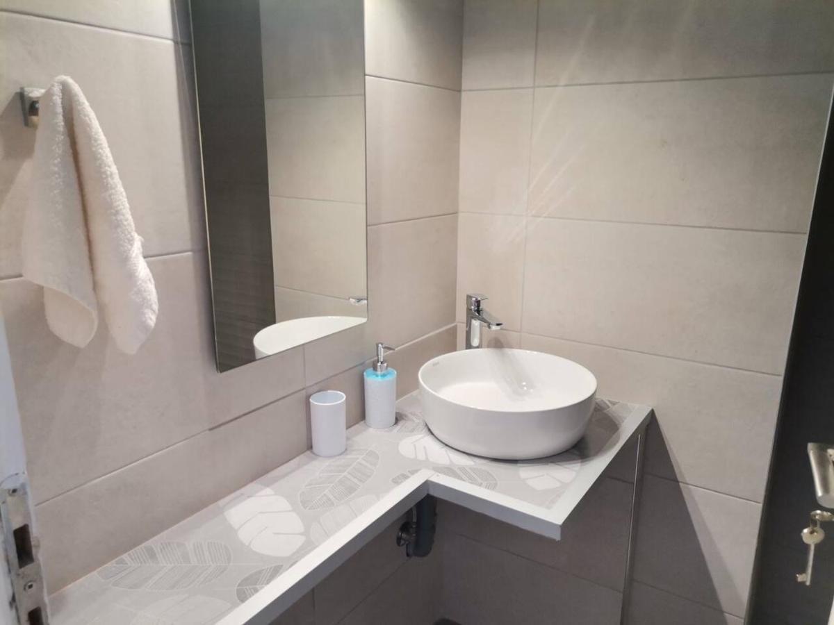 Blue Central Apt 10 Min To The Port/ Wash Machine ลาวริออน ภายนอก รูปภาพ